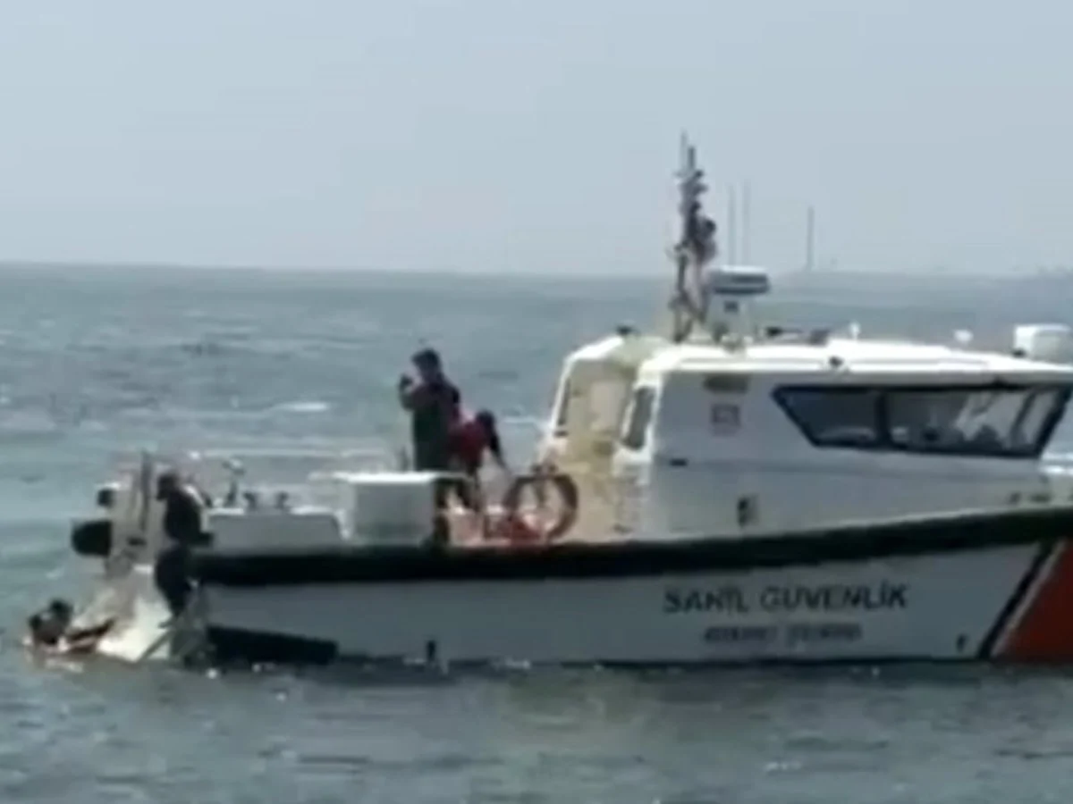 Kocaeli'de feribottan denize düştü: Büfe çalışanı hayatını kurtardı