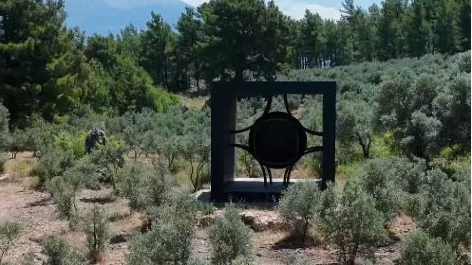 Zeytinlikte merak uyandıran yapının sanat eseri olduğu anlaşıldı