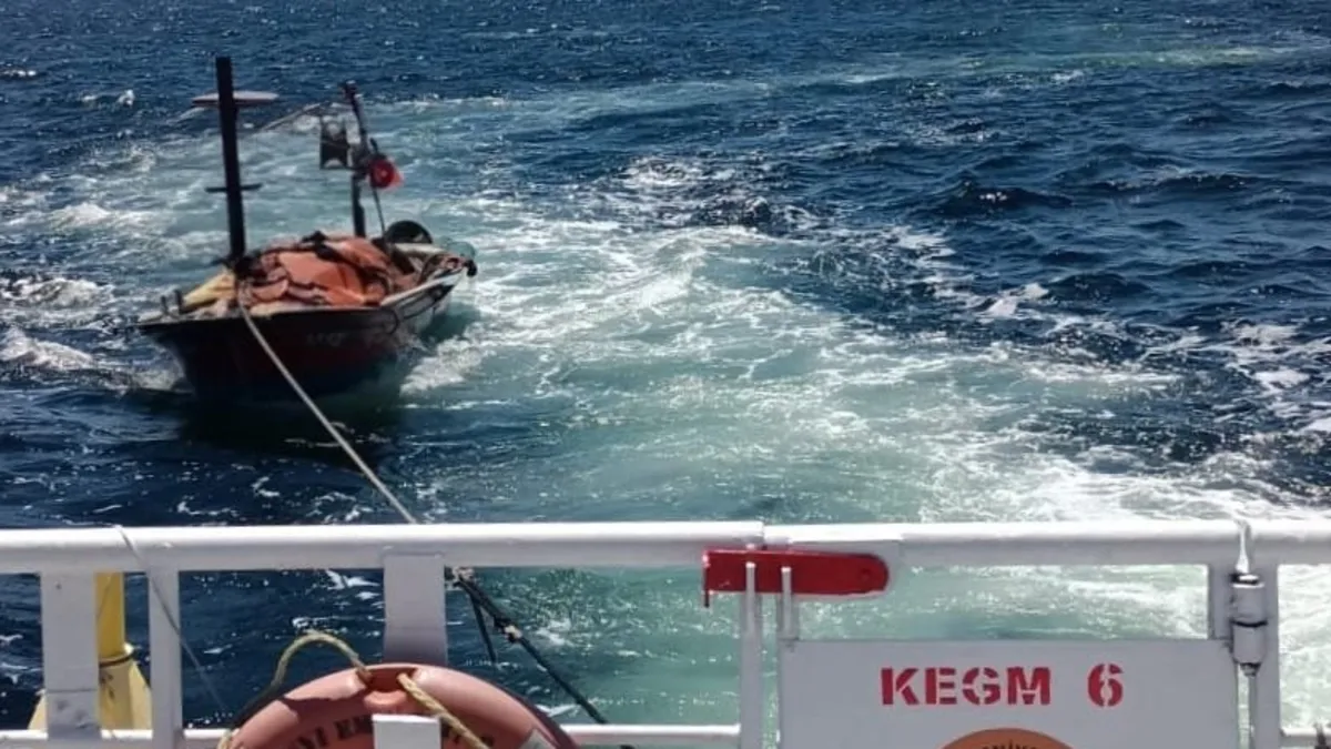 Çanakkale Boğazı'nda sürüklenen tekne için harekete geçildi
