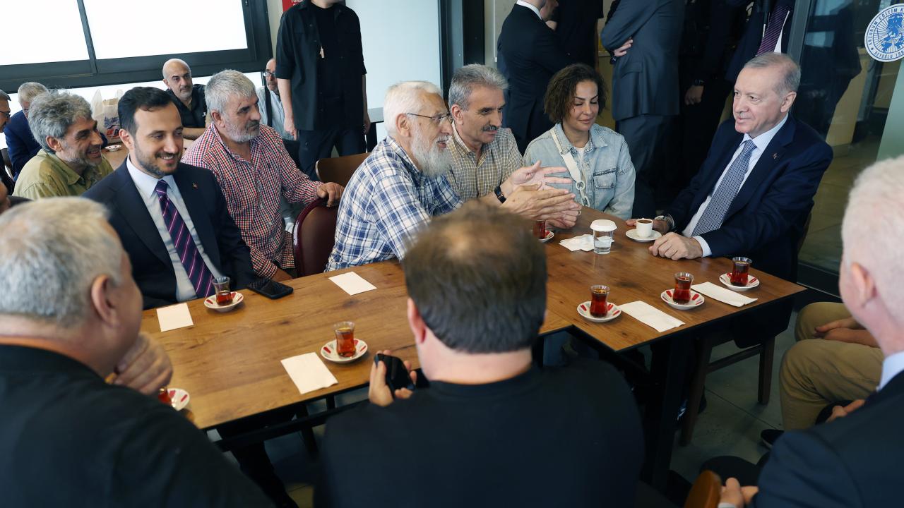Cumhurbaşkanı Erdoğan Beyoğlu'nda vatandaşlarla bir araya geldi