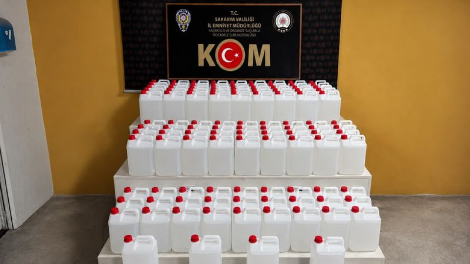 Sakarya'da otoyolda durdurulan kamyonda etil alkol ele geçirildi