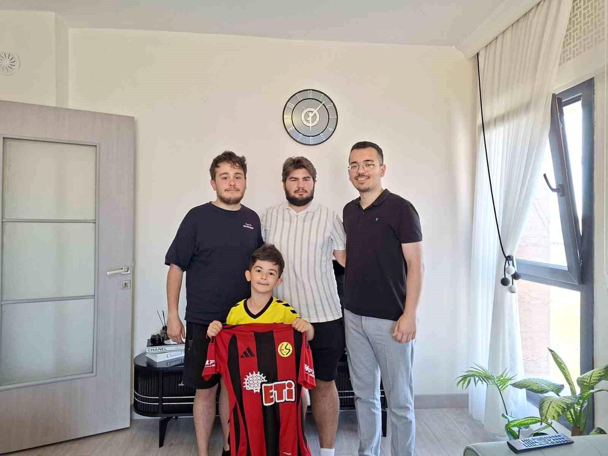 Eskişehirspor'un minik kahramanına Üni Nefer'den anlamlı ziyaret
