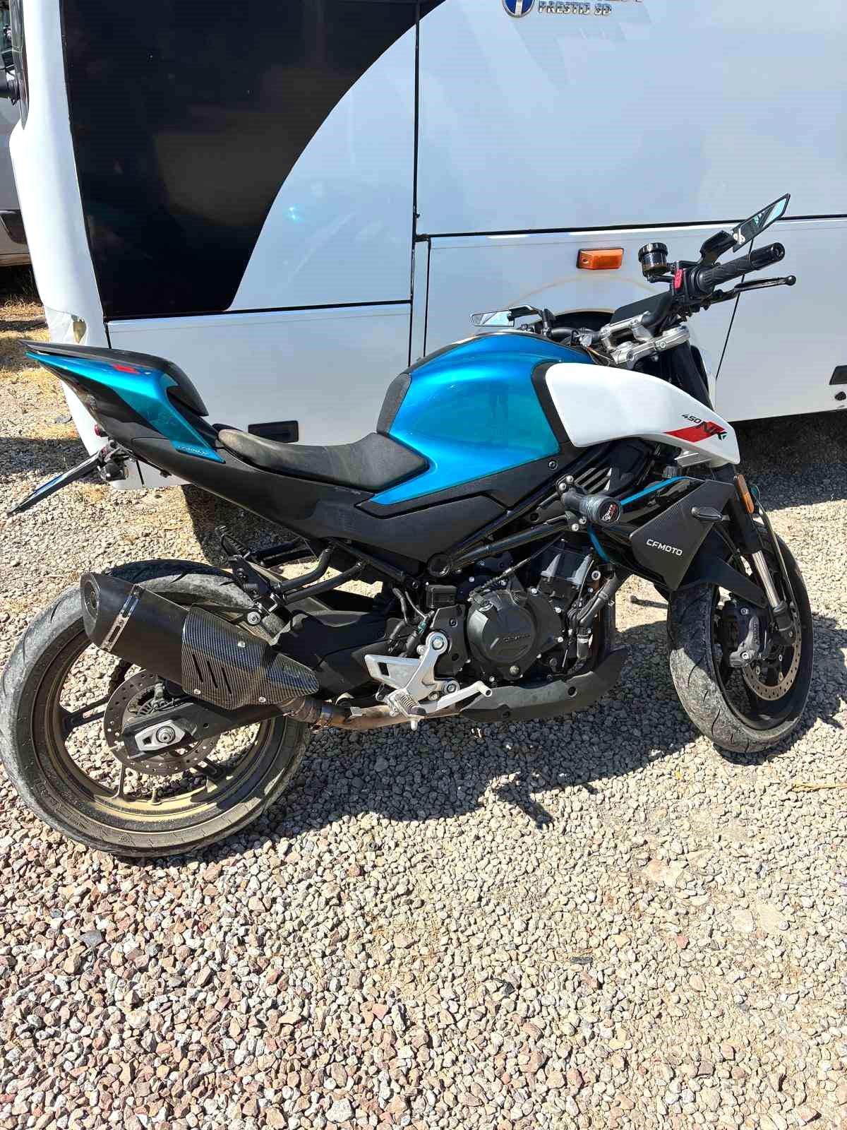Kocaeli'de "dur" ihtarına uymayan motosikletli polise çarptı
