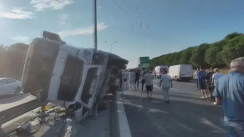 Büyükçekmece'de beton tankeri devrildi; yol trafiğe kapatıldı