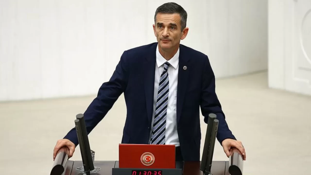 SON DAKİKA... CHP’de deprem üstüne deprem: Sakarya Milletvekili Ümit Dikbayır istifa etti!