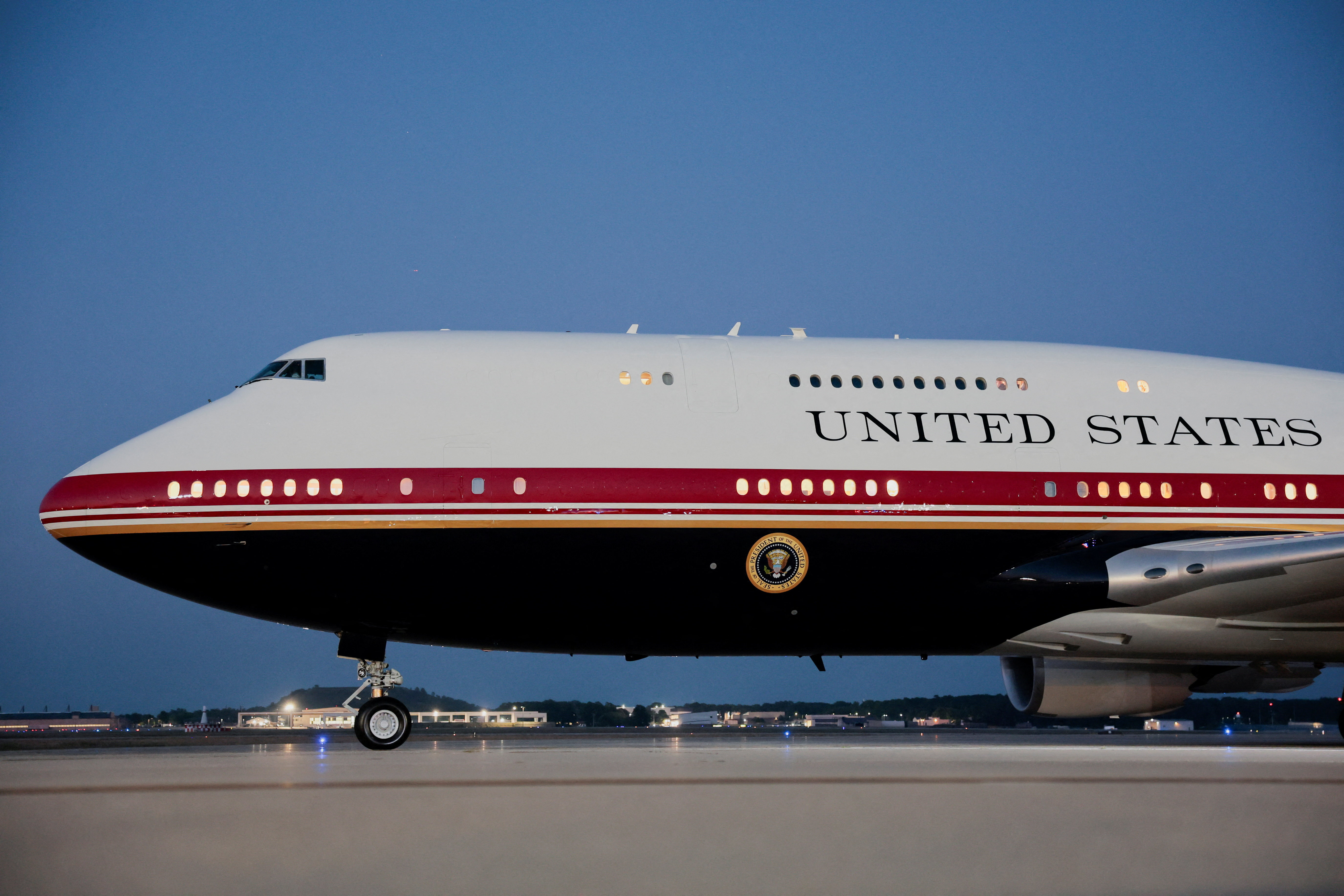 Türkiye dönüşünde son dakika kararı. Trump yeni Air Force One'ı bırakıp eski uçağa geçti