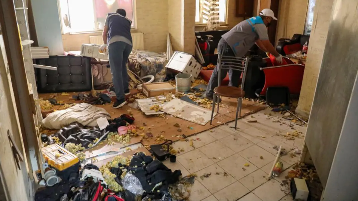 Kötü koku komşuları bezdirdi: Evden 3 kamyon çöp çıkartıldı