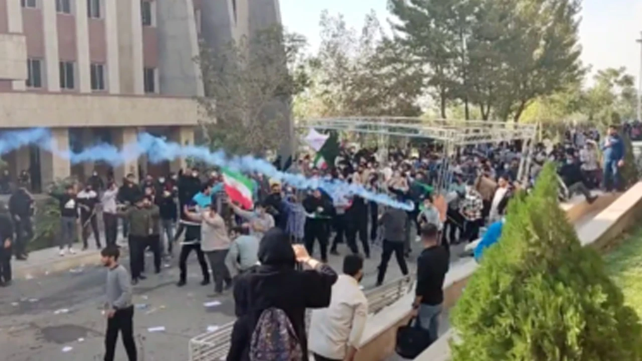 İran Milli Futbol Takımı'nın konakladığı otel önünde protesto