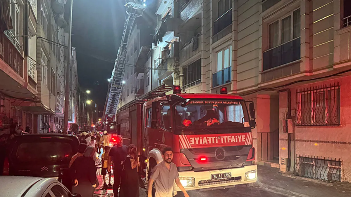 Esenyurt'ta 3 katlı binanın çatısında yangın çıktı