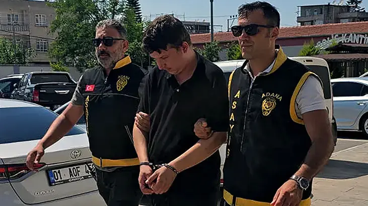Başkasının kimliğini gösterdi, kolundaki dövmeden yakalandı
