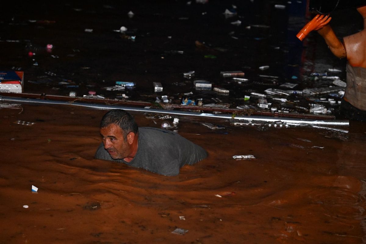 Kırşehir'de sağanak; 15 araç selde mahsur kaldı, 20 iş yerini su bastı