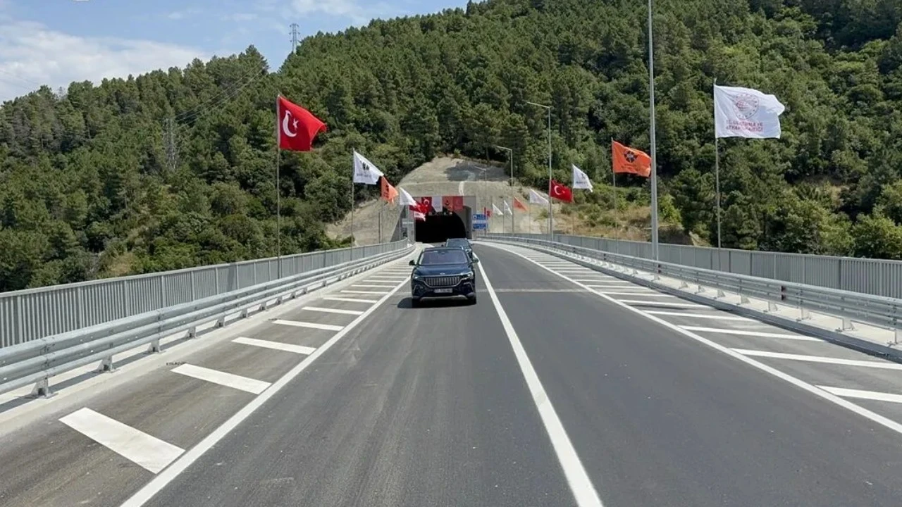 Bakan Uraloğlu duyurdu: 1 saatlik yol 30 dakikaya inecek