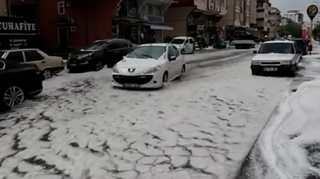 Ankara’da dolu yağışı sokakları beyaza bürüdü