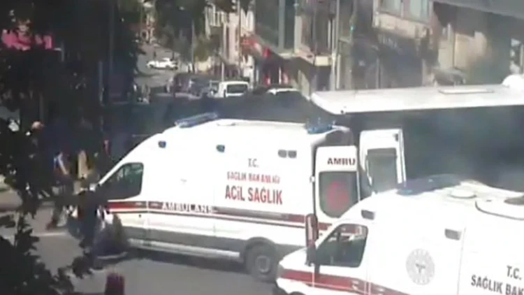 İETT otobüsü ambulansa çarptı: 5 yaralı