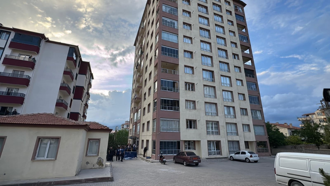Niğde'de 10'uncu katından düşen genç hayatını kaybetti.