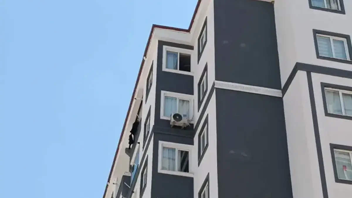 4 yaşındaki oğlunu kucağına alıp 8’inci kattan atlayan anne öldü, çocuğu yaşam mücadelesi veriyor