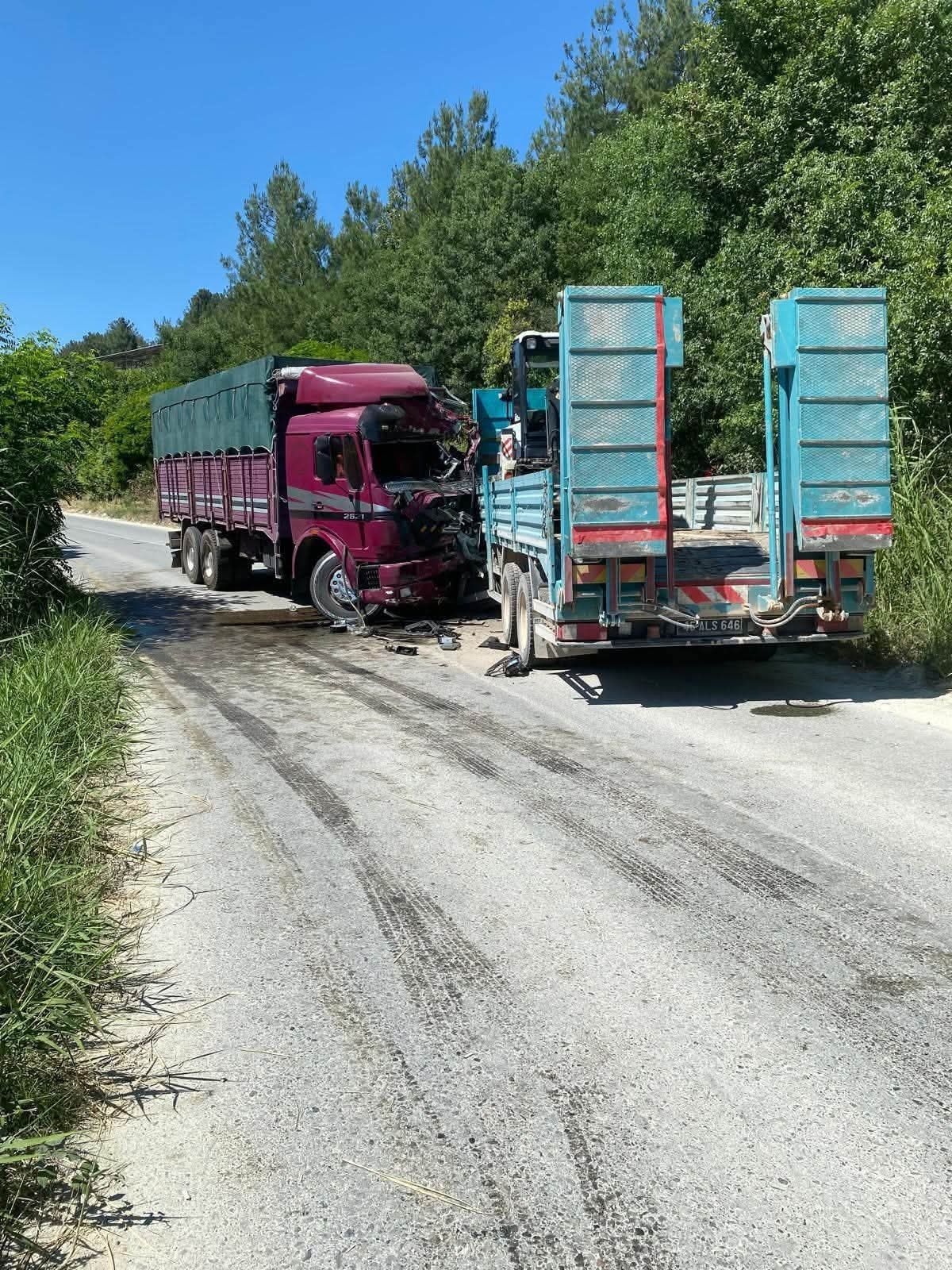 Manisa'da iki kamyonun çarpıştığı kazada sürücüler öldü, 1 yaralı