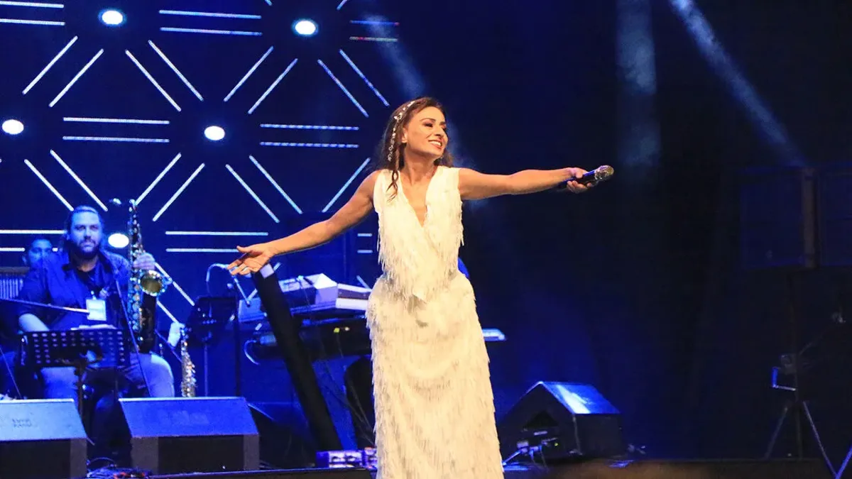 İzmir'de Yıldız Tilbe fırtınası! Sahnedeki sıra dışı dansı geceye damga vurdu