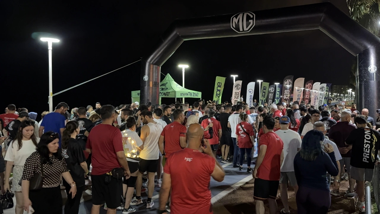 Mersin sahilindeki gece koşusunda 274 sporcu ter döktü