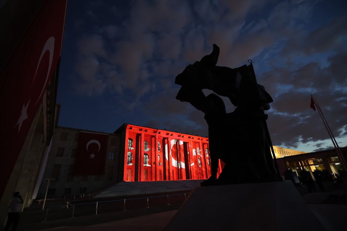 TBMM duvarında 15 Temmuz şehitlerine anlamlı video haritalama gösterisi