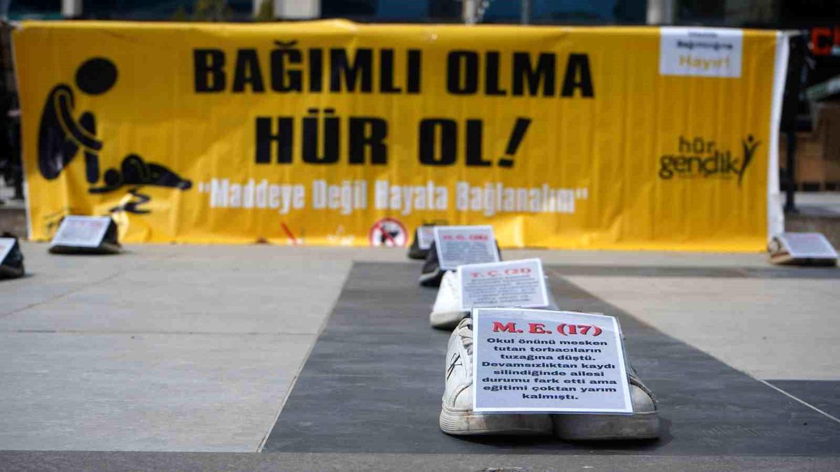 Şırnak'ta uyuşturucuya karşı dikkat çeken sergi: "Bağımlı olma, hür ol"
