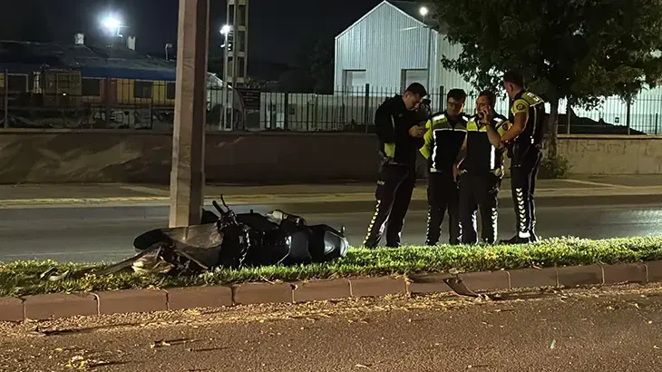 Sivas'ta motosiklet aydınlatma direğine çarptı: 2 yaralı