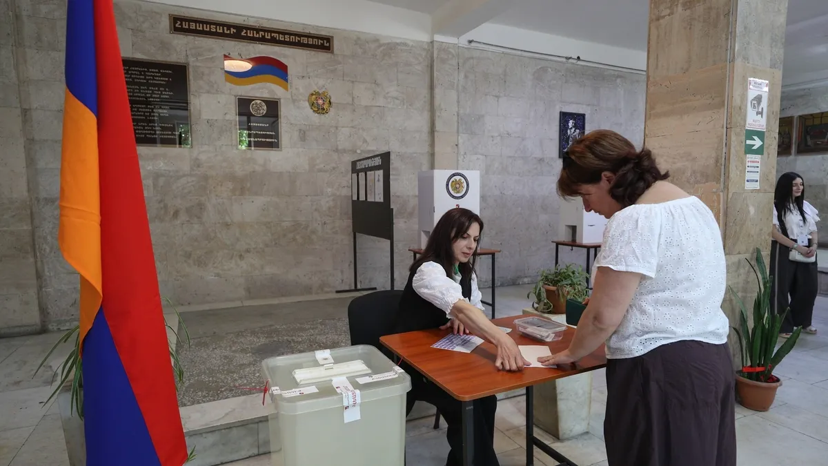 Ermenistan'da seçim heyecanı! Oy kullanan Paşinyan'dan Türkiye ile yeni dönem mesajı