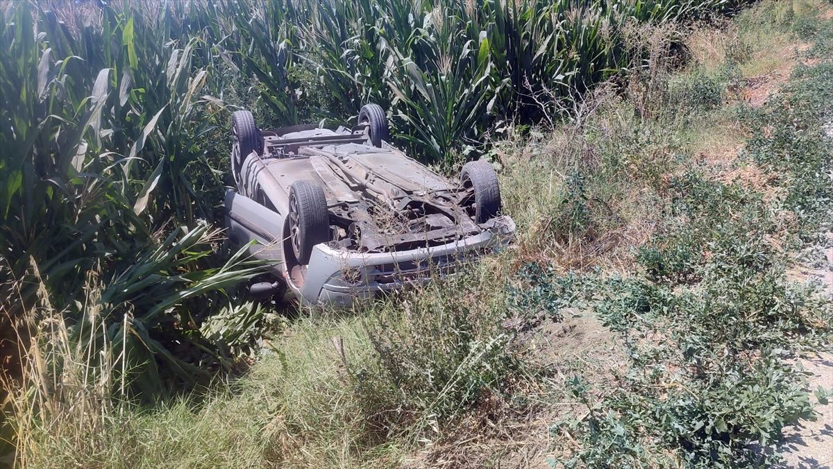 Ödemiş'te tarlaya devrilen otomobilin sürücüsü yaralandı