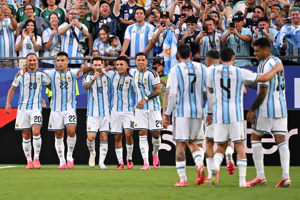 Messi'nin tarihe geçtiği maçta son şampiyon galibiyetle başladı