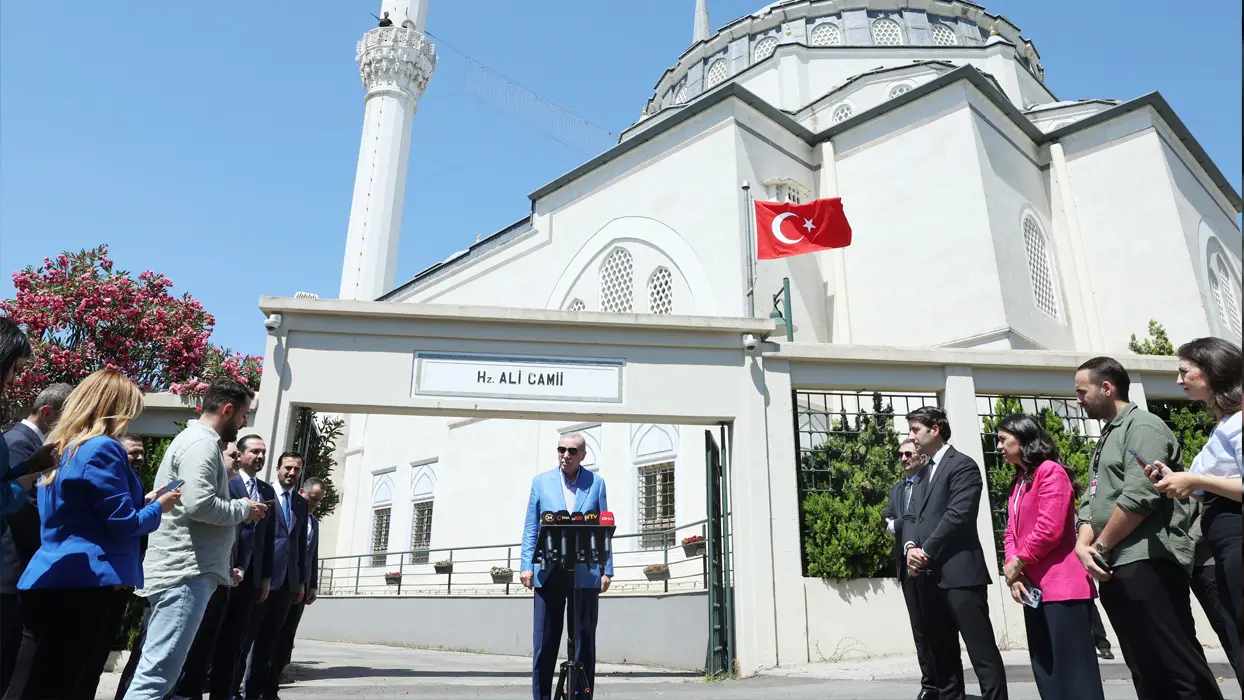 Cumhurbaşkanı Erdoğan cuma namazını Hz. Ali Camisi'nde kıldı