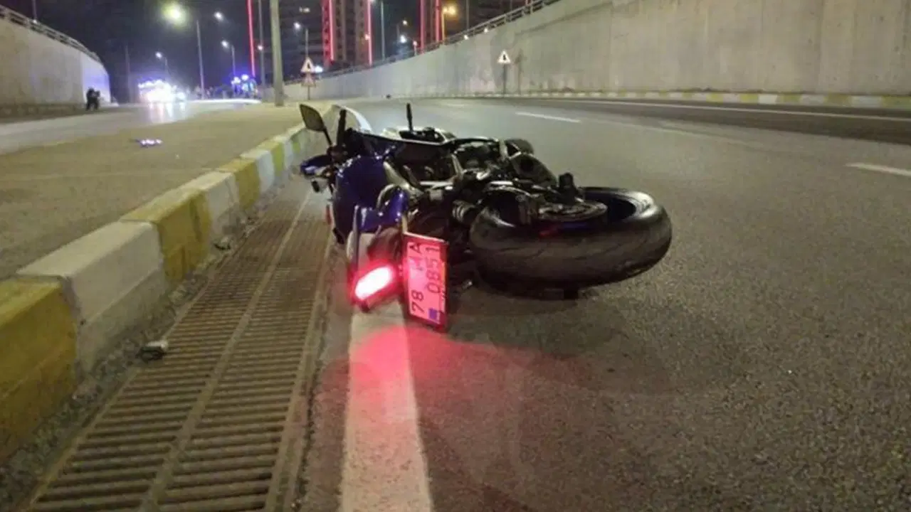 Karabük'te acı olay: Motosiklet aydınlatma direğine çarptı, 2 üniversite öğrencisi öldü