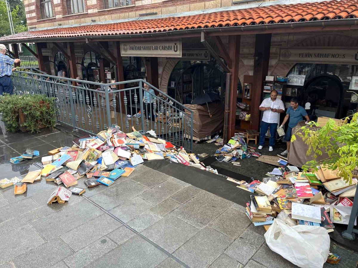 Üsküdar Sahaflar Çarşısı'nı su bastı: Yüzlerce kitap kullanılamaz hale geldi