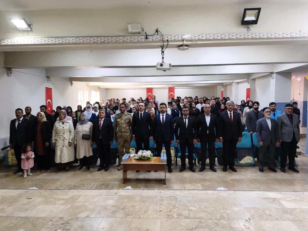 Çaldıran'da 4-6 yaş Kur'an kursu öğrencilerinin mezuniyet coşkusu