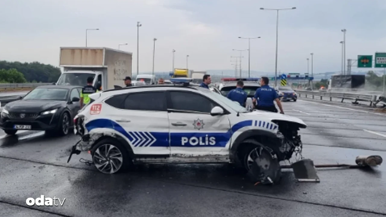NATO yolunda kaza: Polis aracı bariyerlere çarptı