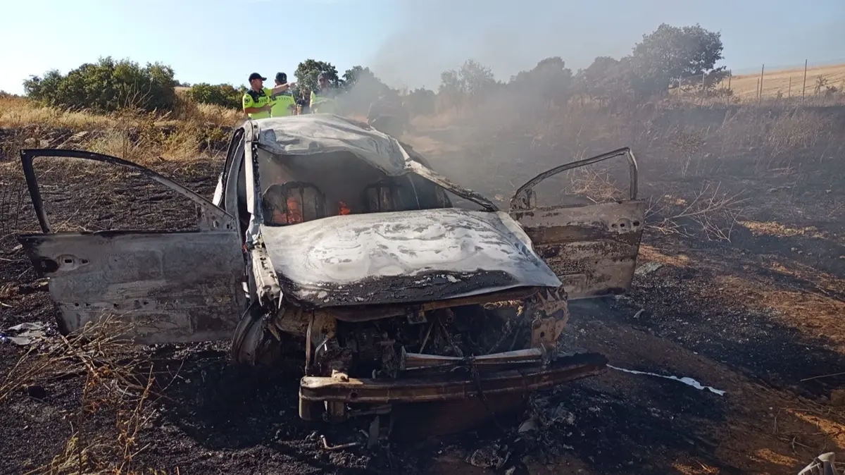 Balıkesir'de devrilen otomobil alev aldı: 4 yaralı