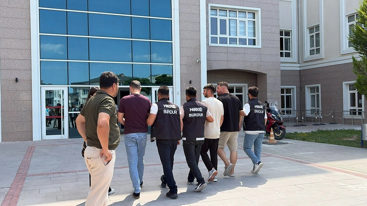 Uyuşturucu yüzünden öğretmenlikten atılmıştı, bu kez ticaretinden yakalandı