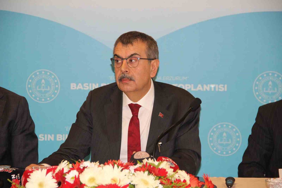Bakan Tekin: Erzurum'a yeni stadyum için ilk kazma 19 Ağustos'ta vurulacak