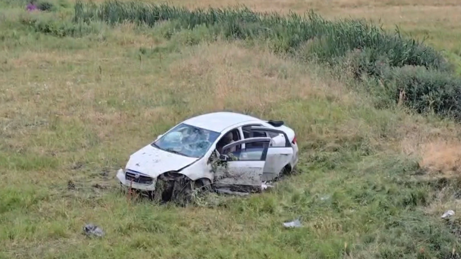 Bingöl'de kontrolden çıkan otomobil araziye uçtu: 3 yaralı