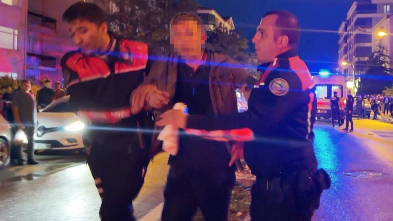 Öfkeli baba, kızını rahatsız eden gencin kulağını kesti