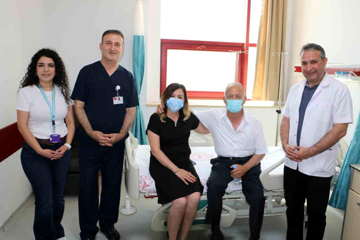 Baba-kız arasında böbrek nakli mutluluğu