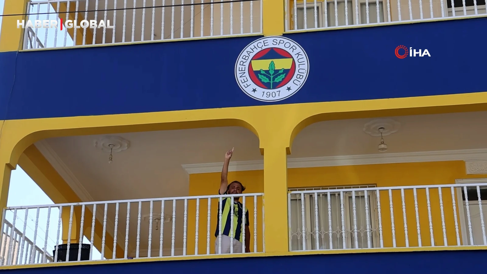Fanatik ailenin sarı laciverte boyatıp, amblem koydurduğu ‘Fenerbahçeli ev’ ilgi odağı oldu