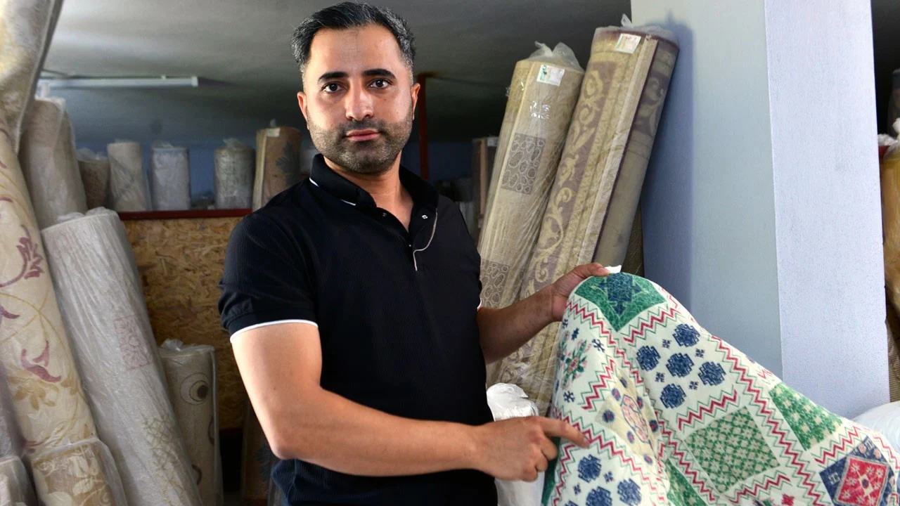 Battaniyenin içinden servet çıktı! Cüzdanları teslim etti, müşterinin sorusu şaşkına çevirdi