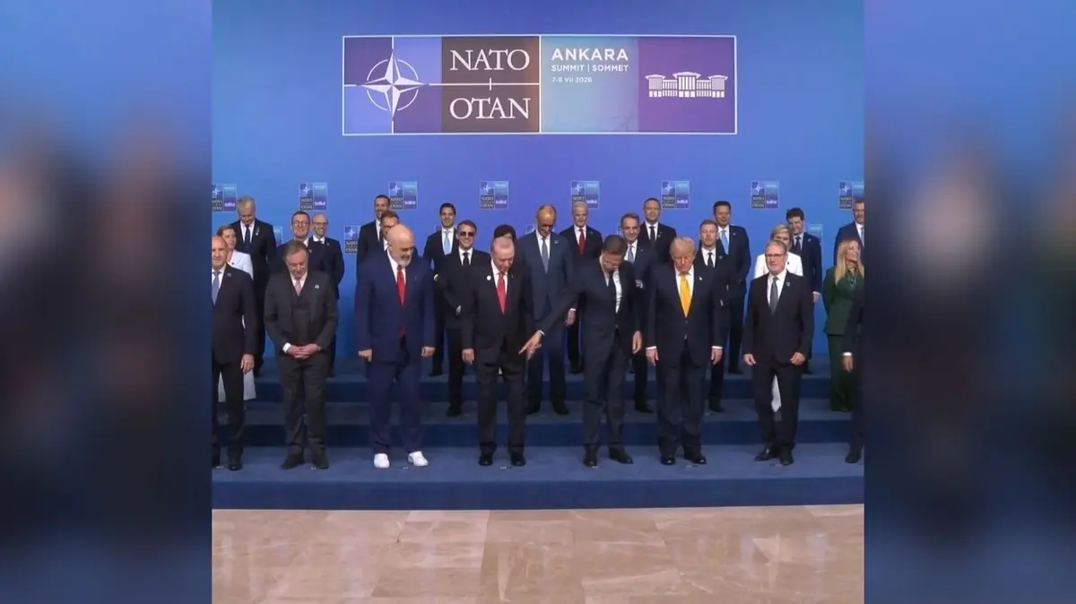 NATO'da gülümseten anlar! Rutte'den Trump'a ayakkabı işareti