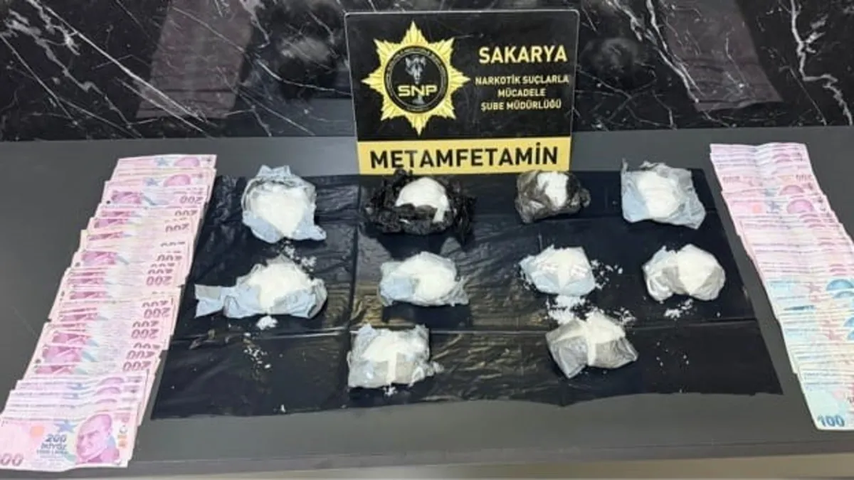 Sakarya'da 1 kilo metamfetamin ele geçirildi; 3 gözaltı