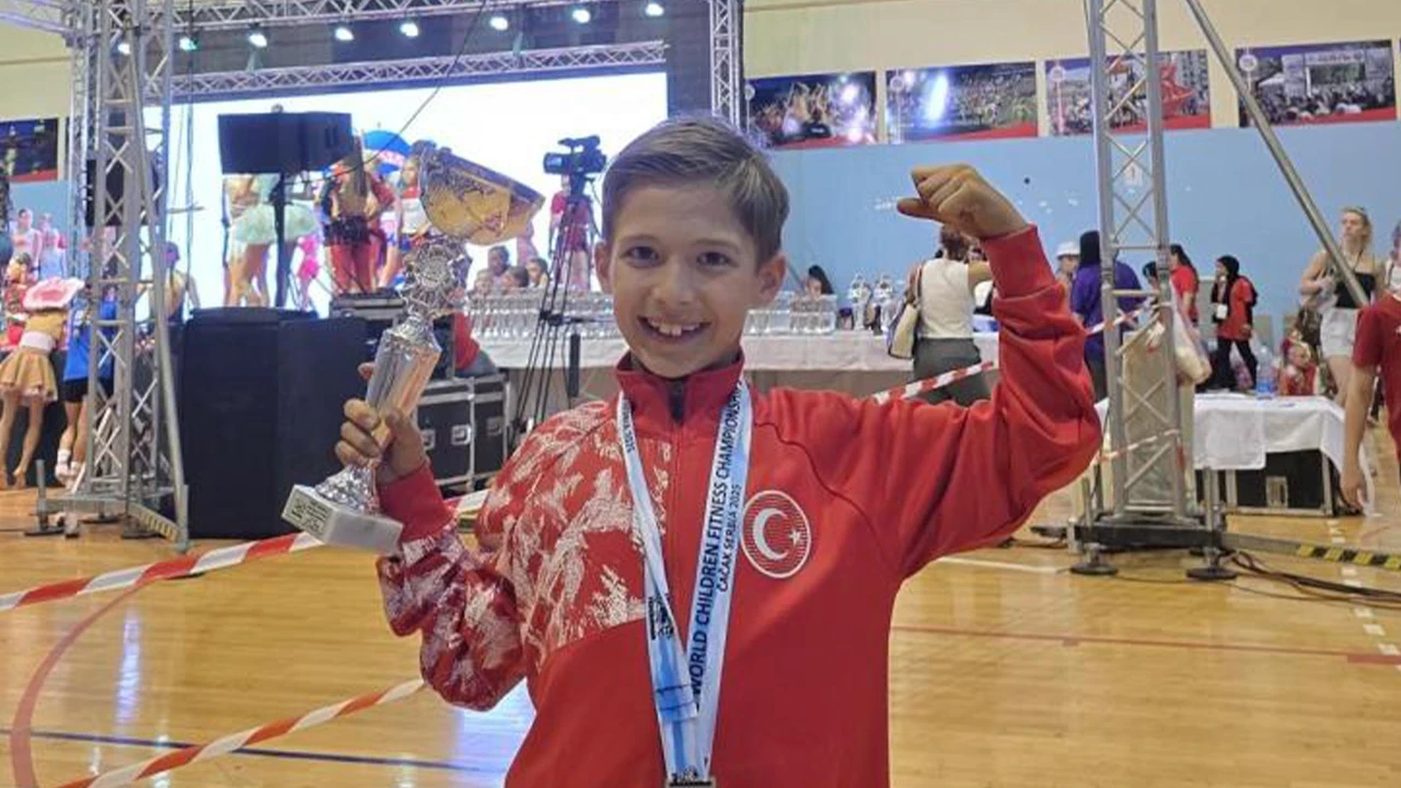 10 Yaşındaki Dünya İkincisi Emrah Şenay'dan Bir Başarı Daha: İlk Kitabı Yayımlandı
