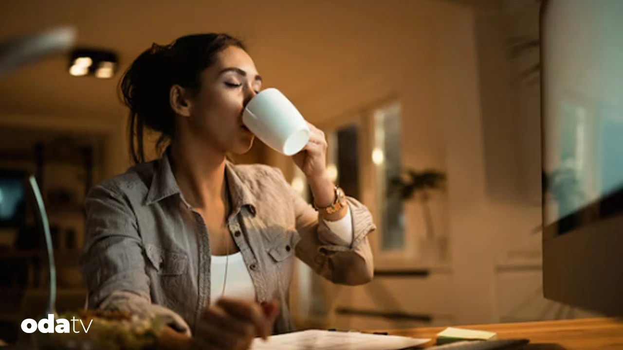 Gece uyuyamıyorsunuz nedeni içtiğiniz kahvenin saati olabilir
