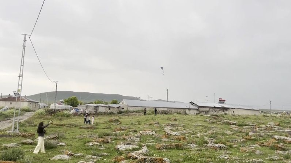 Kars köydeki çocukların ilk uçurtma heyecanı