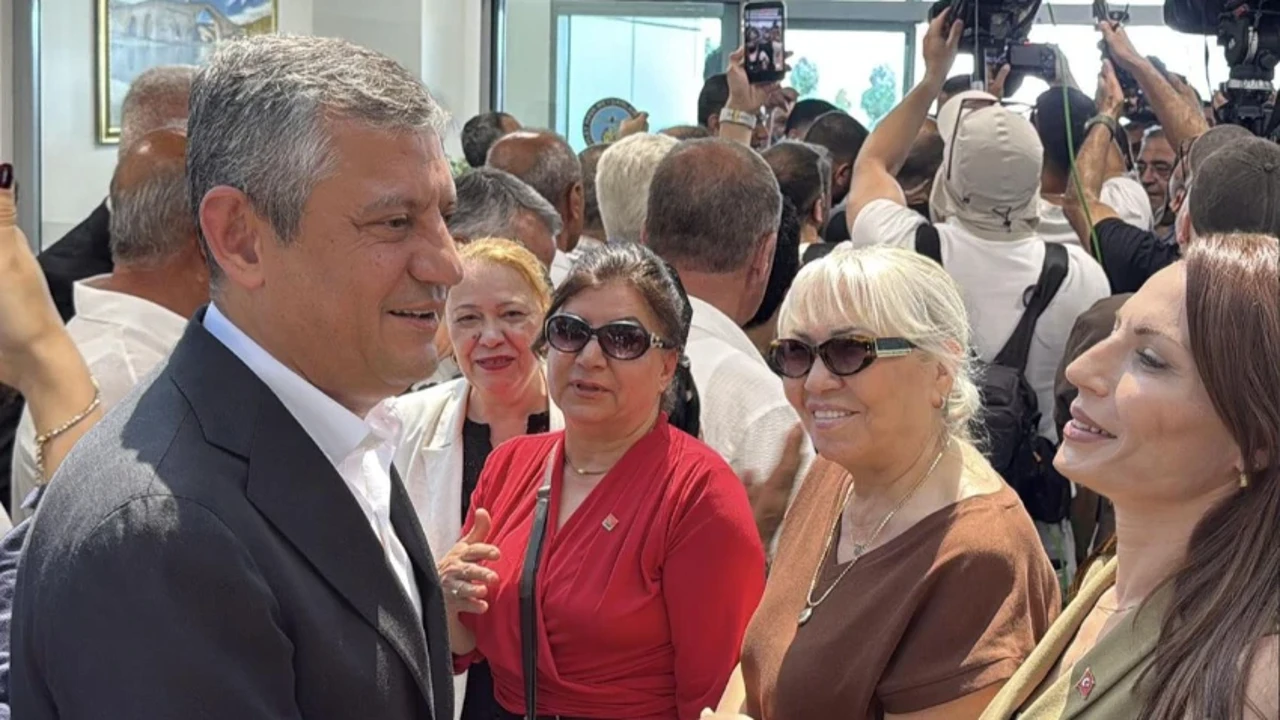 DEM Parti'nin kalesinde zılgıtlarla karşılandı! Pankart detayı dikkat çekti…
