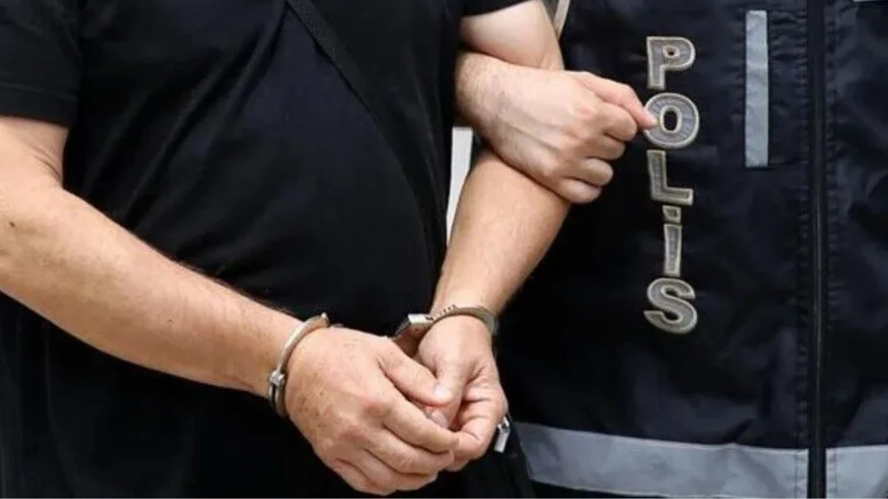 Kendilerini banka görevlisi olarak tanıtarak dolandırıcılık yaptılar