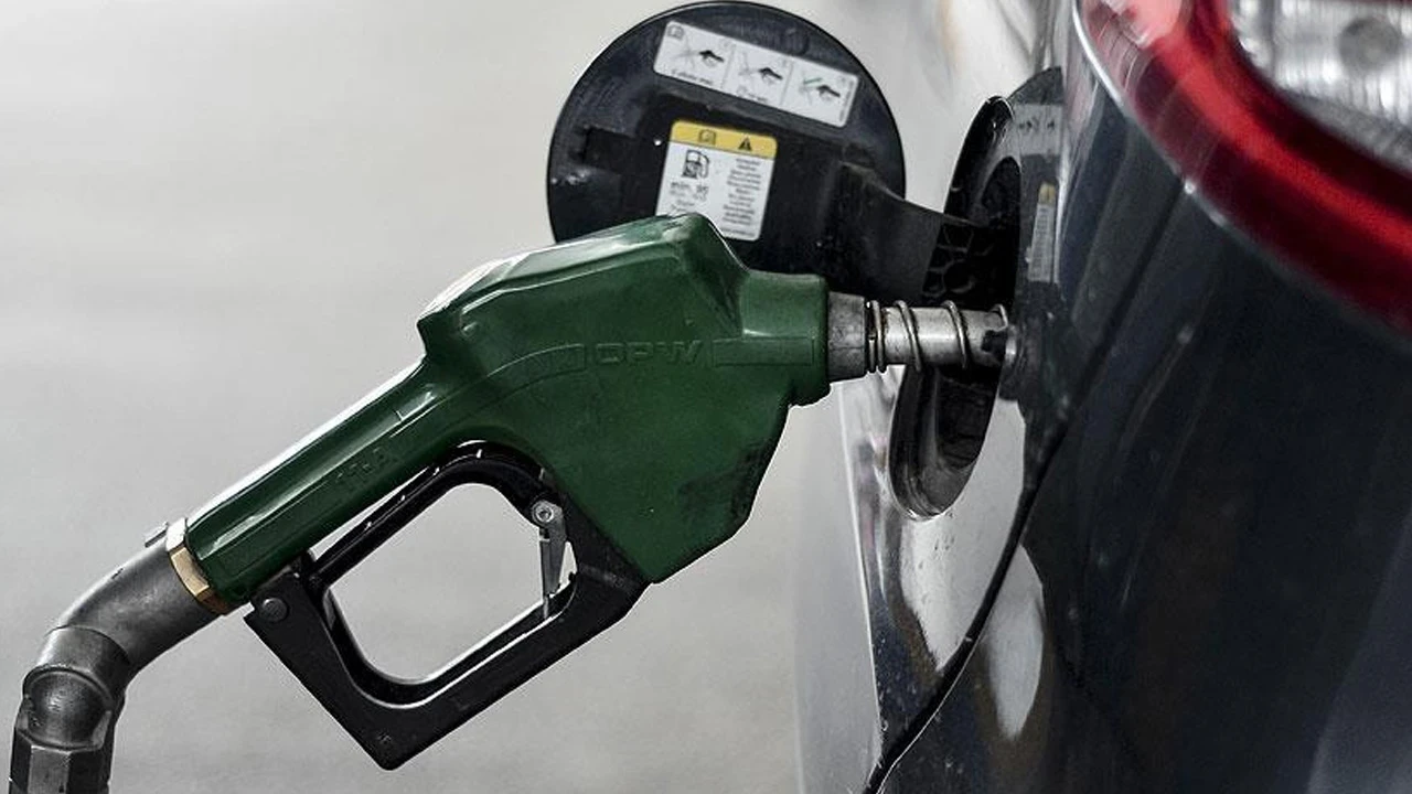Araç sahipleri dikkat, benzine indirim geliyor! Bu gece tabela değişecek